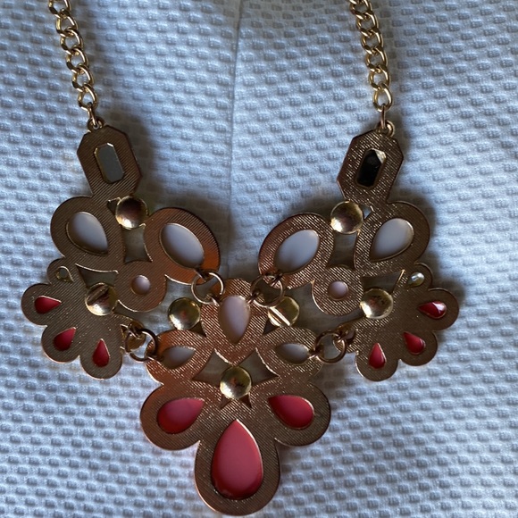 Statement pastel necklace. - Picture 4 of 4